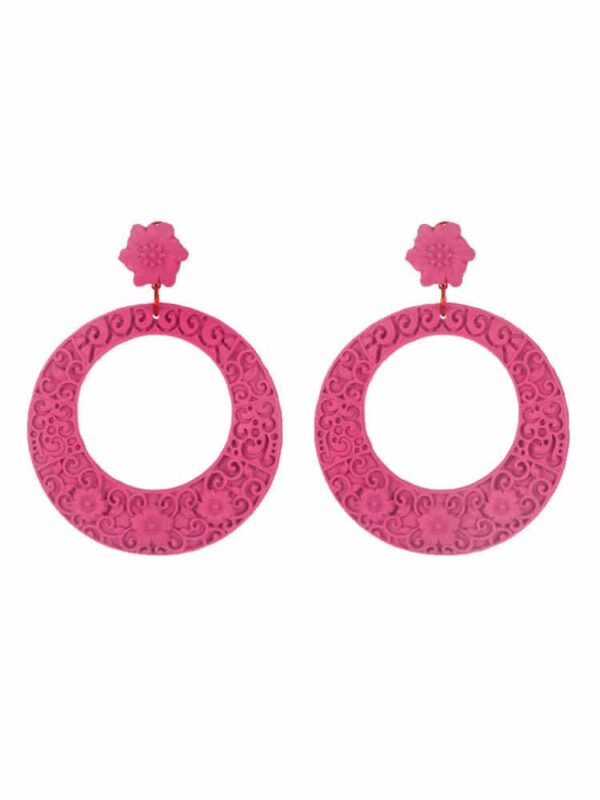 Pendiente de flamenca resina en forma de aro con filigrana rosa chicle