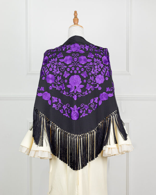 Mantón rubí negro con bordado en morado