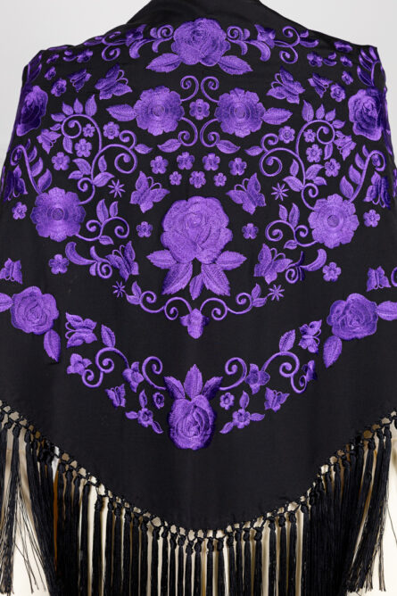 Mantón rubí negro con bordado en morado - Imagen 2