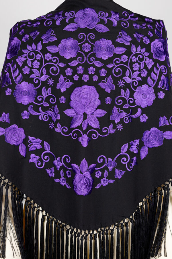 Mantón rubí negro con bordado en morado