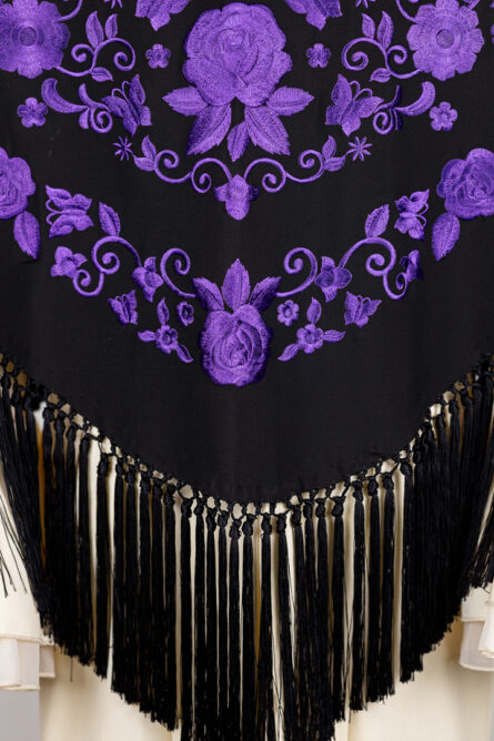 Mantón rubí negro con bordado en morado - Imagen 3
